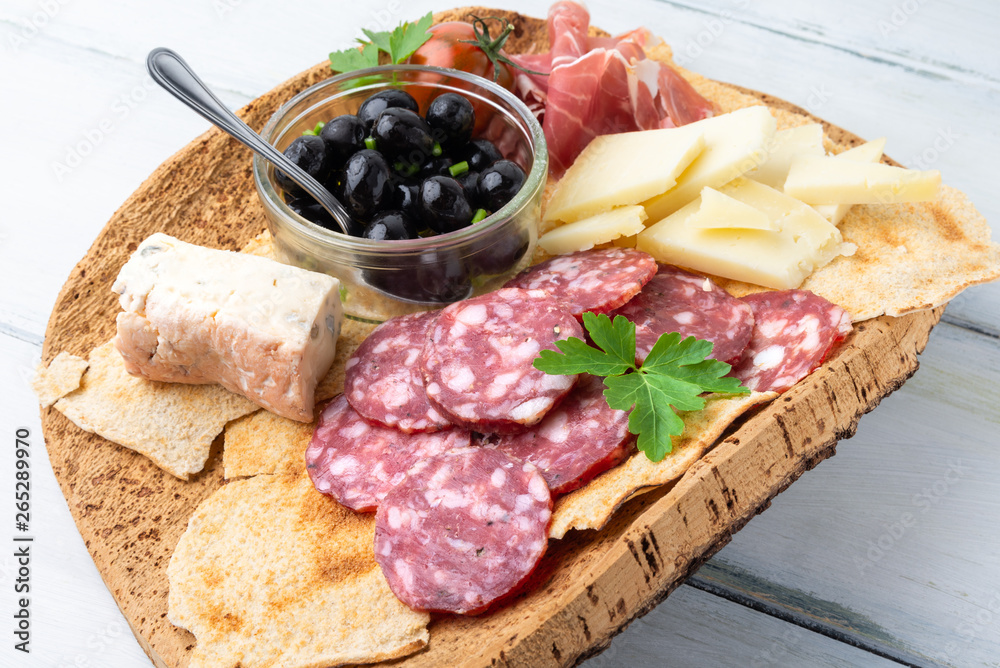 Vassoio di salumi e formaggi italiani Vassoio di salumi e formaggi italiani