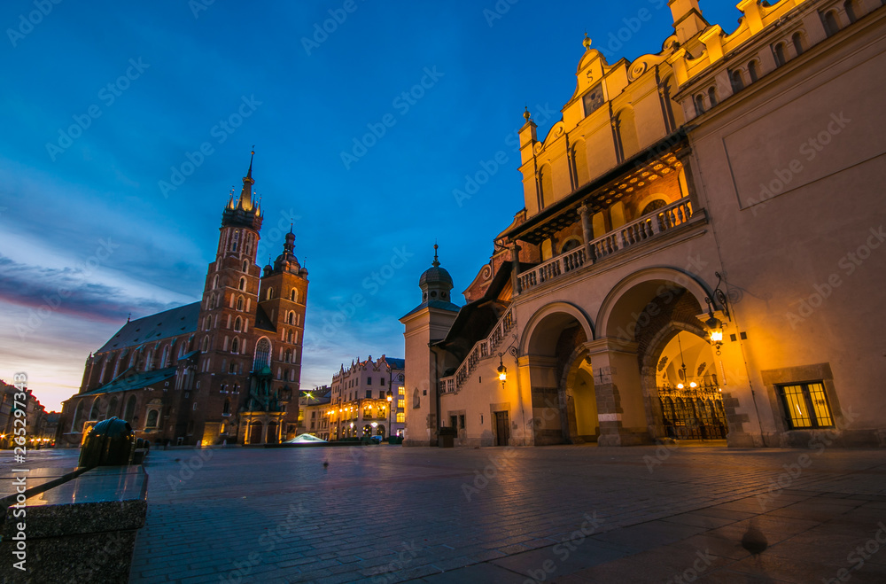 Famosa piazza medievale del mercato a Cracovia all'alba