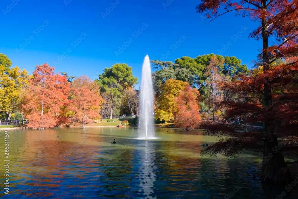 Fototapeta premium マドリード エル・レティーロ公園 噴水