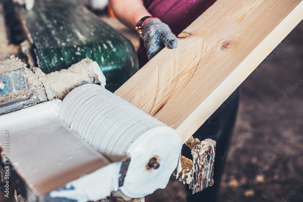 Ταπετσαρία Machine for putting glue on wooden blanks for building glued laminated timber -