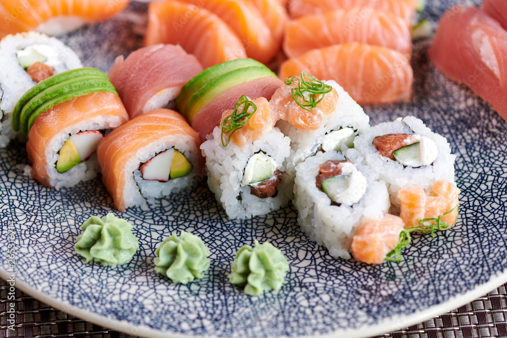 Sushi gemischter Mix Teller mit verschiedenen Sushi Arten Sushi gemischter Mix Teller mit verschiedenen Sushi Arten