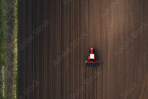 widok-z-gory-ciagnika-sadzacego-nasiona-kukurydzy-w-polu