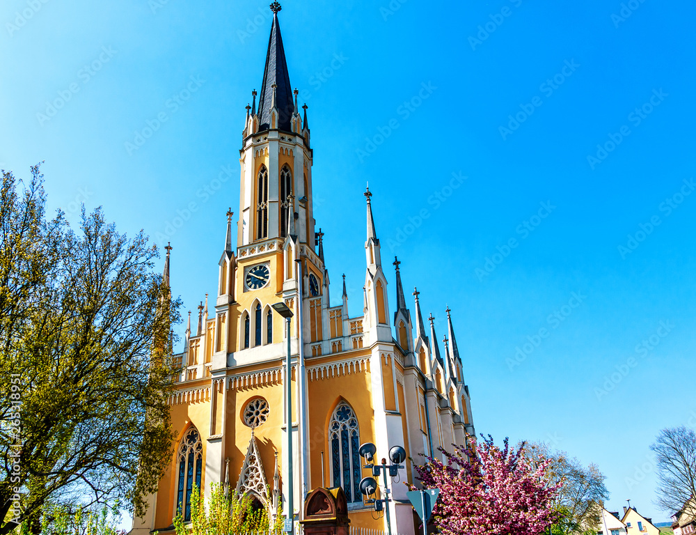 Obraz premium The Johanneskirche is a neo-Gothic, built from 1861 to 1865 Protestant church in Hesse Eltville-Erbach, a district of the sparkling wine, wine and rose town of Eltville on the Rhine, Germany
