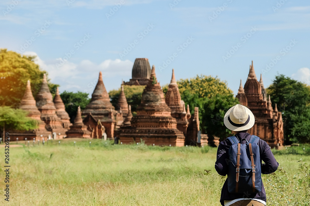 Φωτογραφία Young man traveling backpacker with hat, Asian traveler looking Beautiful ancient temples and pagoda, landmark and popular for tourist attractions in Bagan, Myanmar