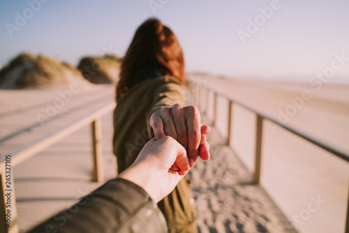 Tableau sur toile A couple is holding hands in the beach