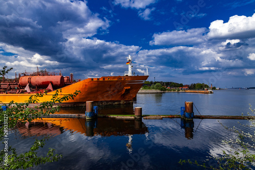 Frachtschiff auf dem Nord-Ostsee-Kanal bei Kiel © blende11.photo