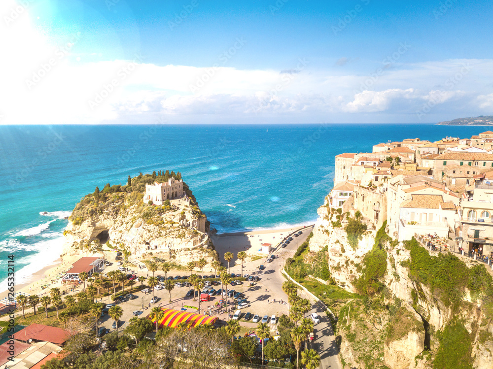 Vista aerea di Tropea, in Calabria. Meta turistica preferita in estate per la sua costa con sabbia e scogli che si affaccia sul mare Mediterraneo.