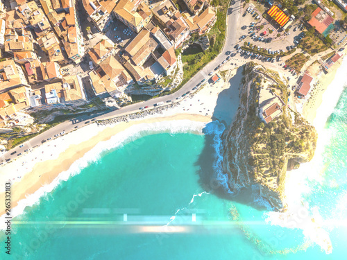 Città di Tropea in Calabria, Italia con mare turchese in Estate vista aerea. Bellissima meta turistica. © Polonio Video