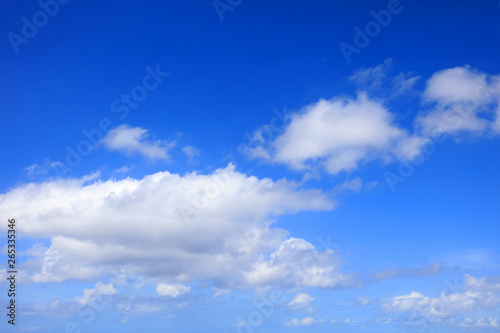沖縄上空の青い空と流れる雲