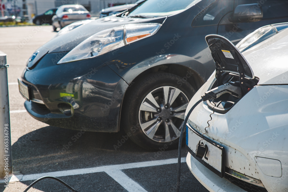 Fototapeta premium ładowanie samochodu elektrycznego na parkingu w centrum handlowym