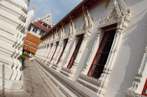 Photography in a buddhist temple (Wat Mahathat) in bangkok (thailand)