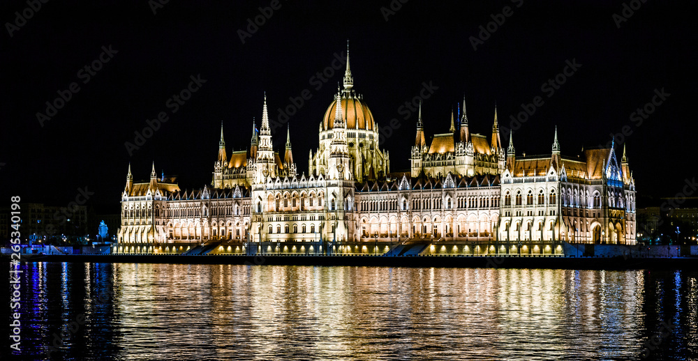 Obraz premium Night shot of The Hungarian Parliament Building on the bank of the Danube in Budapest