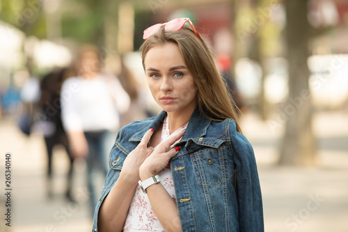 Close-up portrait of magnificent caucasian girl in round pink sunglasses.