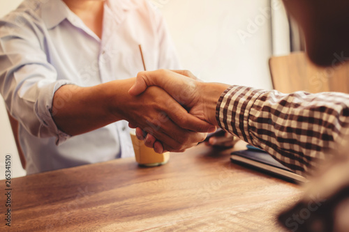 Fotografi Close-up Shake hands lawyers in office