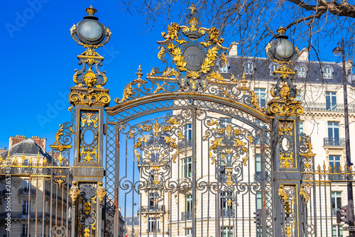 Foto Paris, the beautiful parc Monceau, the golden wrought iron grid, with typica
