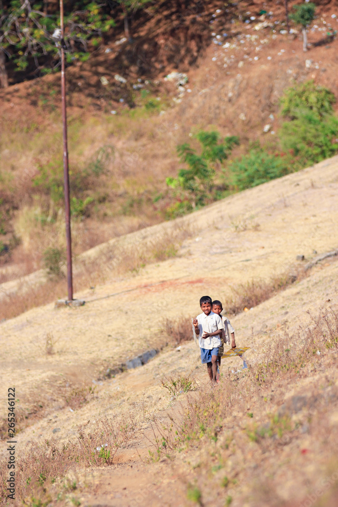 Obraz premium indian child playing with kite