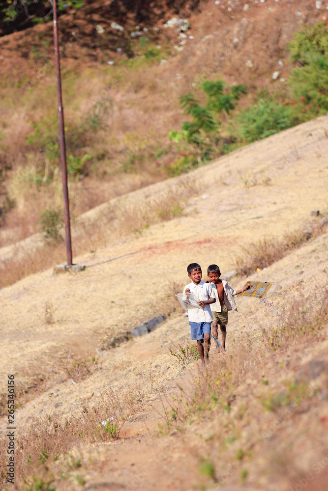 Obraz premium indian child playing with kite