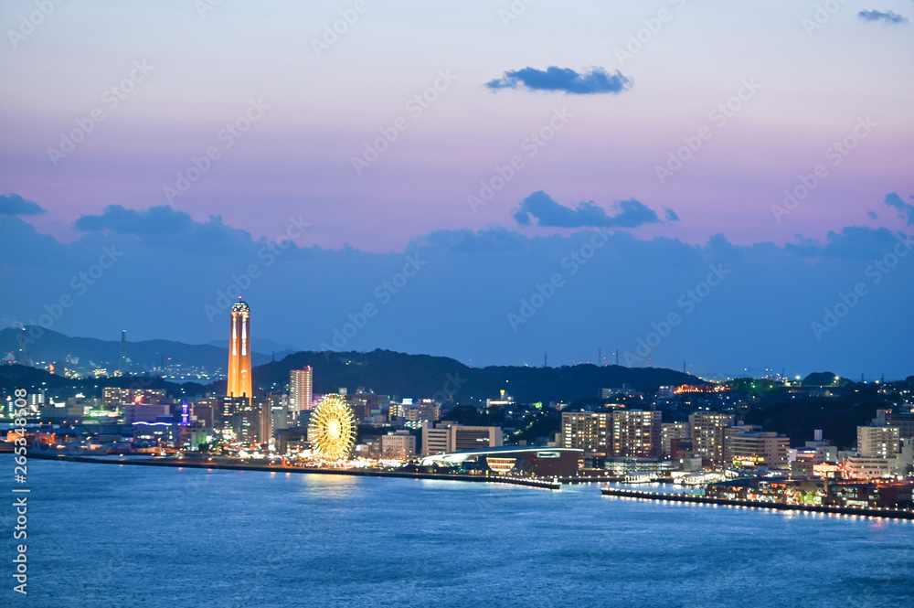 Fototapeta premium 夕陽に輝く関門海峡