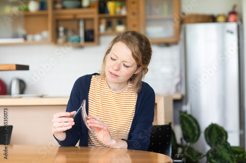 Schilderij op canvas junge Frau mit Schutzhülle für Smartphone