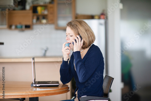 Junge Frau mit Asthmaspray zu Hause