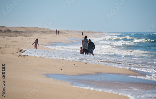 Familia de mulheres com filhos na praia photo