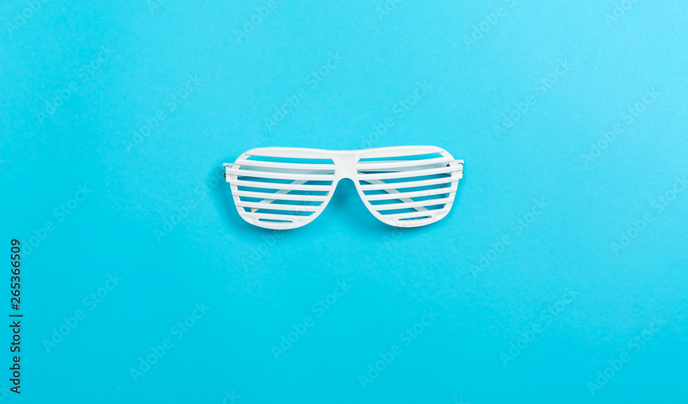 Φωτογραφία Shutter shade party glasses on a blue paper background