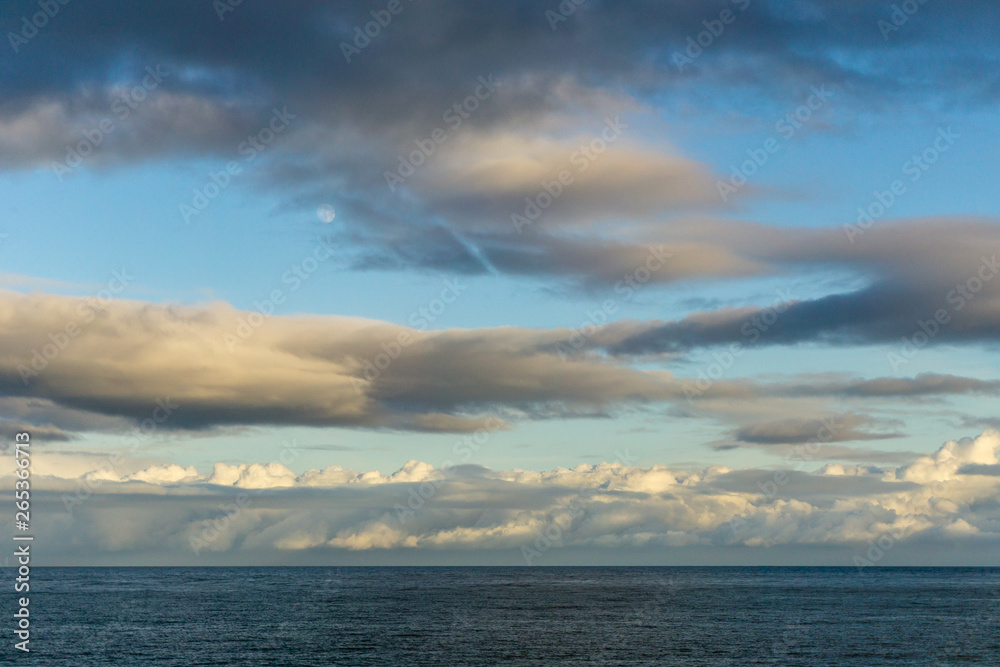 Fototapeta premium Wolken über dem Meer in Howth Irland