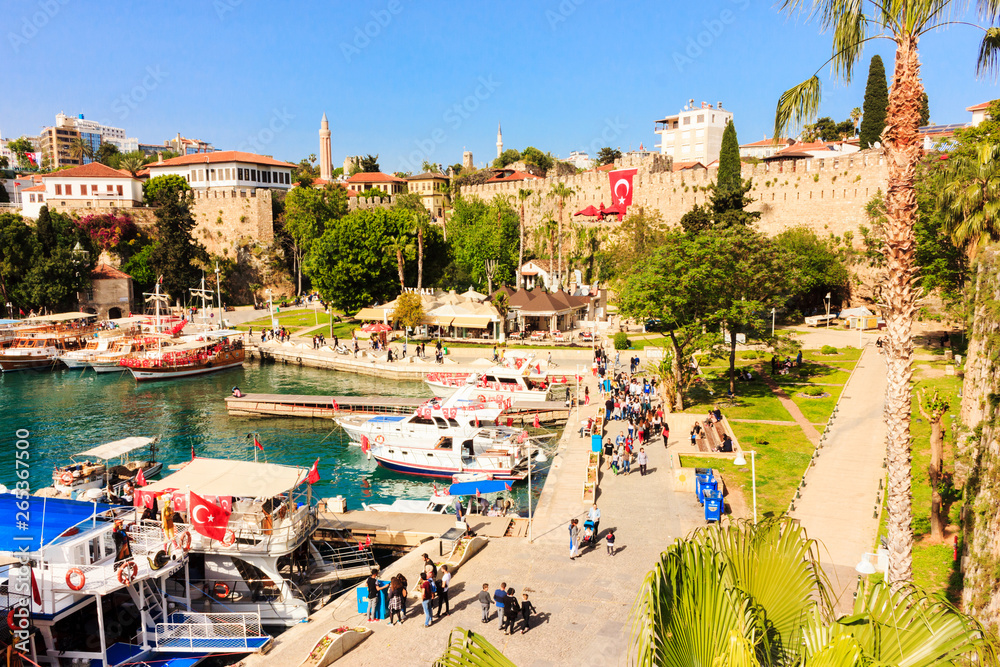 Obraz premium Śródziemnomorski krajobraz w Antalyi. Widok na góry, morze, jachty i miasto - Antalya, Turcja, 23.04.2019