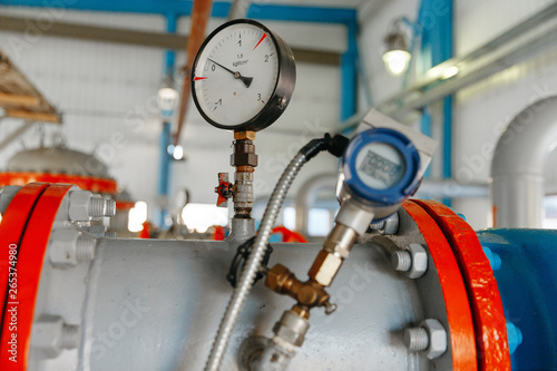 Close-up pressure gauge, oil pressure measurement.