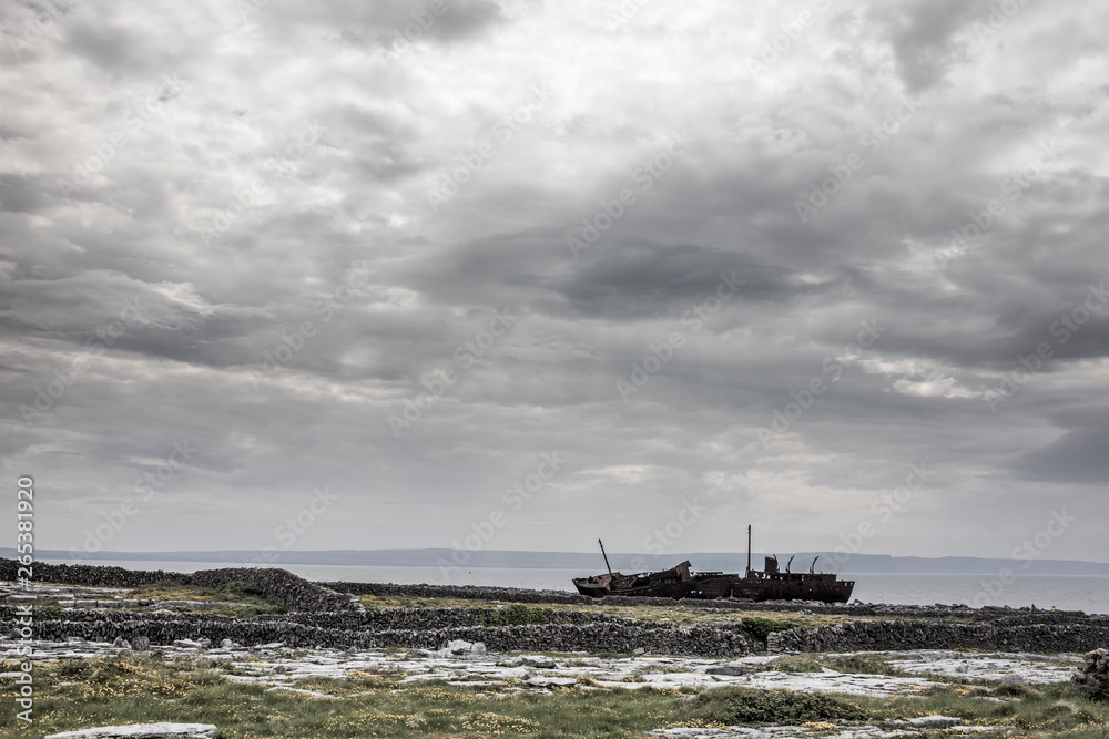 Schiffswrack auf Inish Oirr - Irland