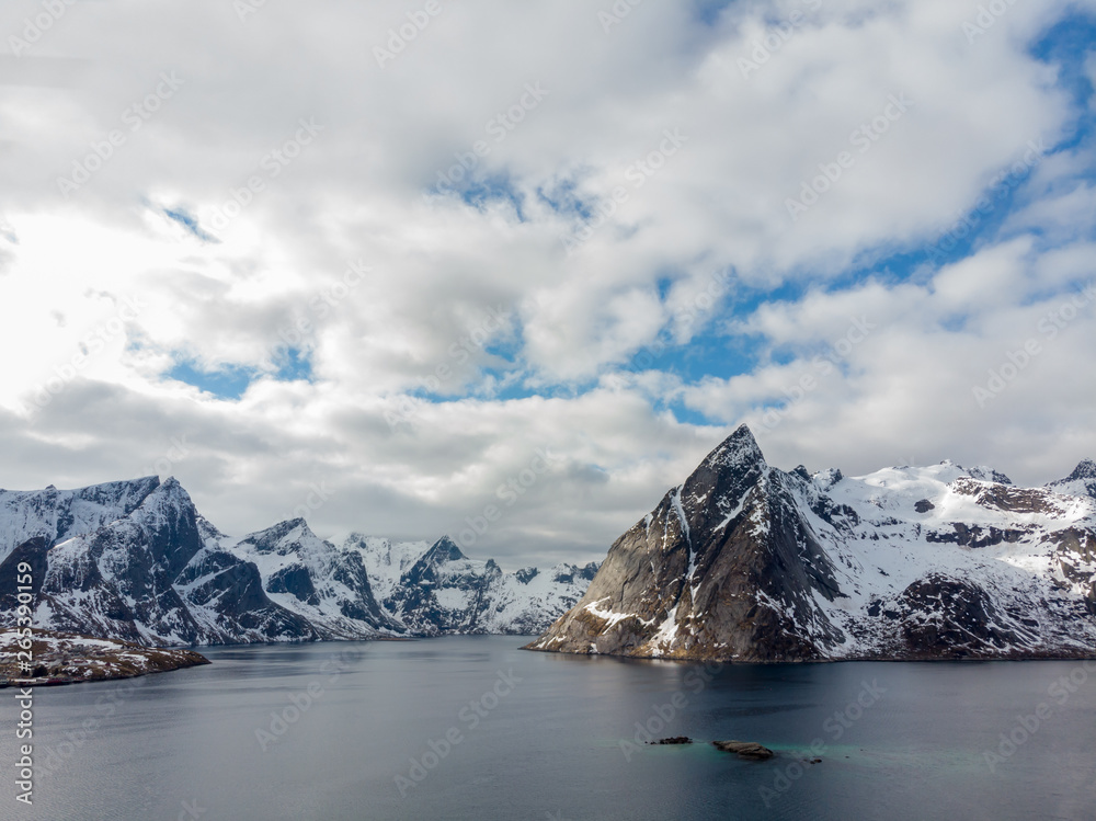 Obraz premium Hamnoy fishing villages with mountains in the background, Lofoten Norway.