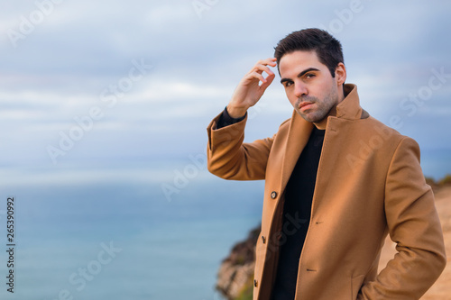 Εκτύπωση καμβά the guy holds one arm at the head and the other hand in his pock