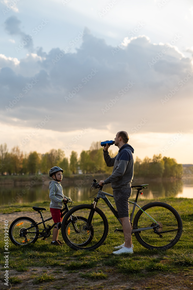 Obraz premium Family bike ride at sunrise