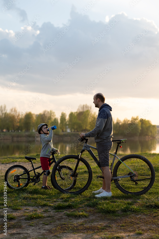 Obraz premium Family bike ride at sunrise