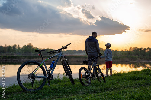 Family bike ride at sunrise © Егор Фомин