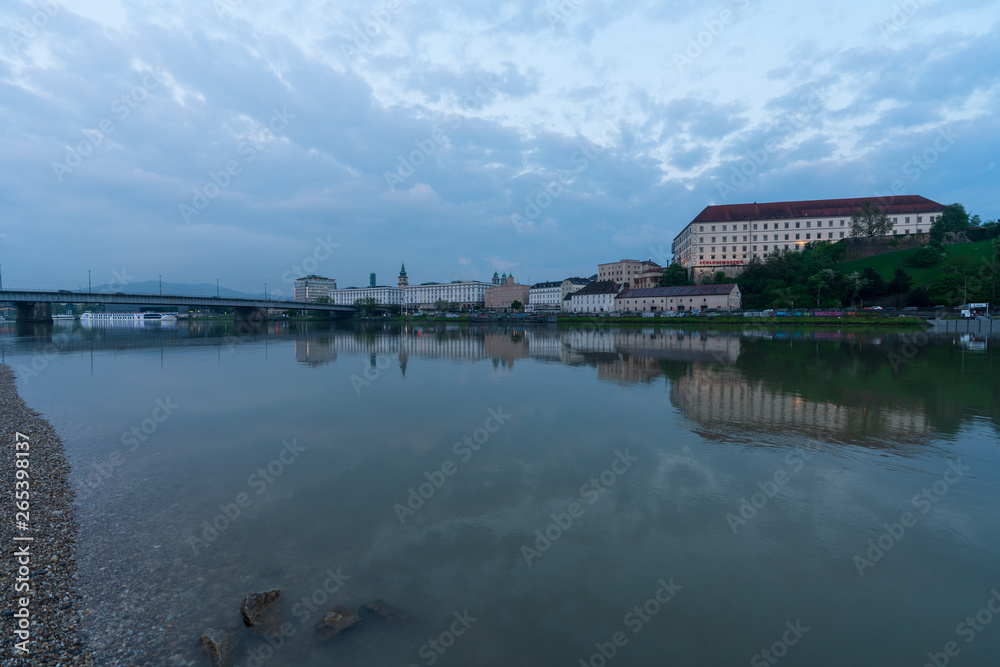 Linz Donauufer mit Schlossmuseum