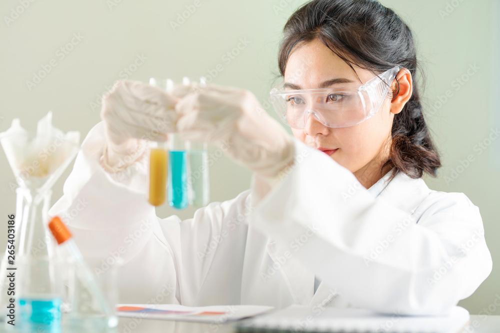 Researchers are examining the soil with soil extracts to test plant nutrients in the laboratory. Researchers are examining the soil with soil extracts to test plant nutrients in the laboratory.