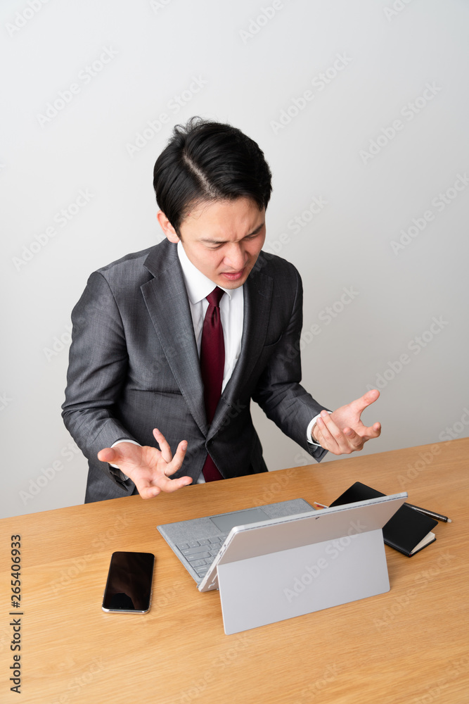 ビデオ会議をするスーツの男