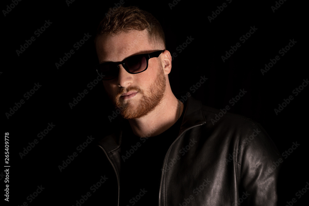 Obraz premium Cool guy is wearing sunglasses and a leather jacket