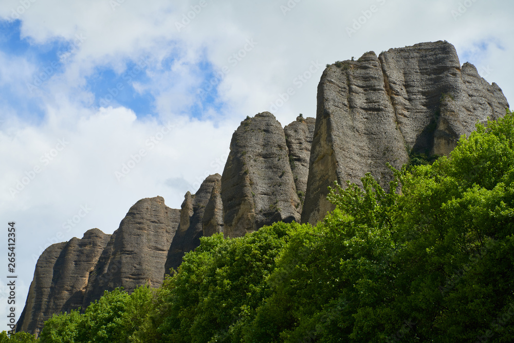 Des rochers perchés tentent d'atteindre le ciel