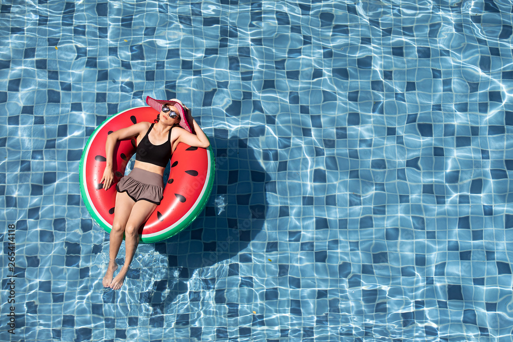 Φωτογραφία Top view of woman lay on balloon in pool