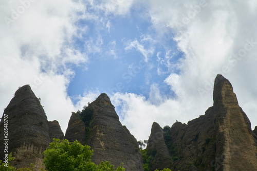 Les nuages s'écartent pour accueillir les pénitents photo