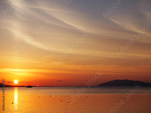 湖に浮かぶ船と夕日 © maemuwing