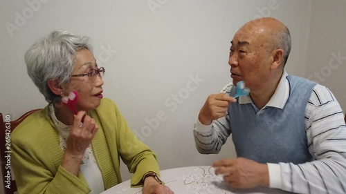 おじいちゃんとおばあちゃんが仲良く顔のマッサージ