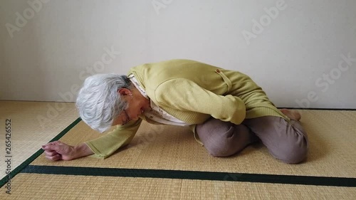 倒れこむおばあちゃん