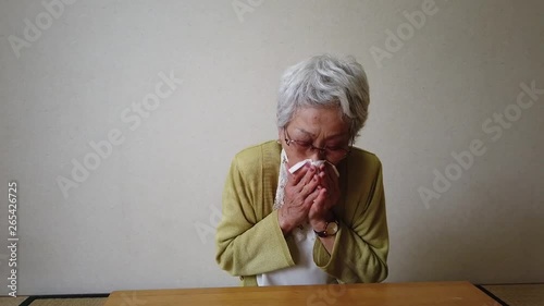 鼻をかむおばあちゃん