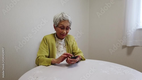 スマホで電話するおばあちゃん