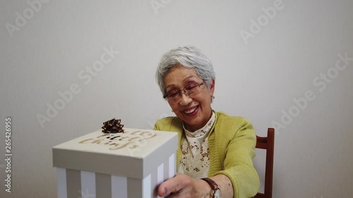 プレゼントをするおばあちゃん