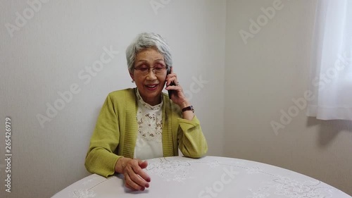 電話するおばあちゃん
