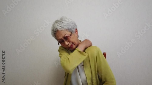 肩こりを訴えるおばあちゃん